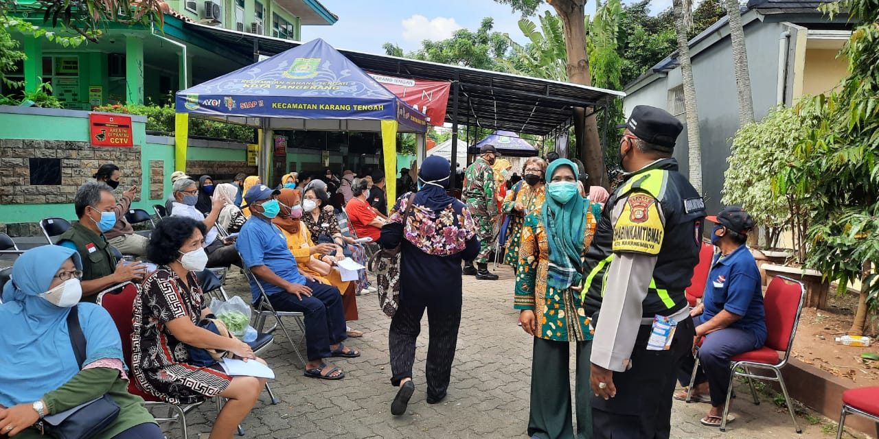 Bhabinkamtibmas Kelurahan Karang Mulya Monitoring Pemberian Vaksin Tahap Pertama Bagi Lansia