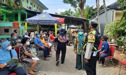 Bhabinkamtibmas Kelurahan Karang Mulya Monitoring Pemberian Vaksin Tahap Pertama Bagi Lansia