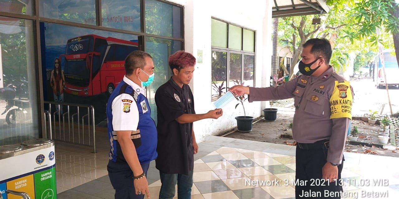 Polsek Cipondoh Bersama Kemenhub Bagikan Masker di Terminal Bus Poris Plawad