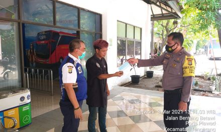 Polsek Cipondoh Bersama Kemenhub Bagikan Masker di Terminal Bus Poris Plawad