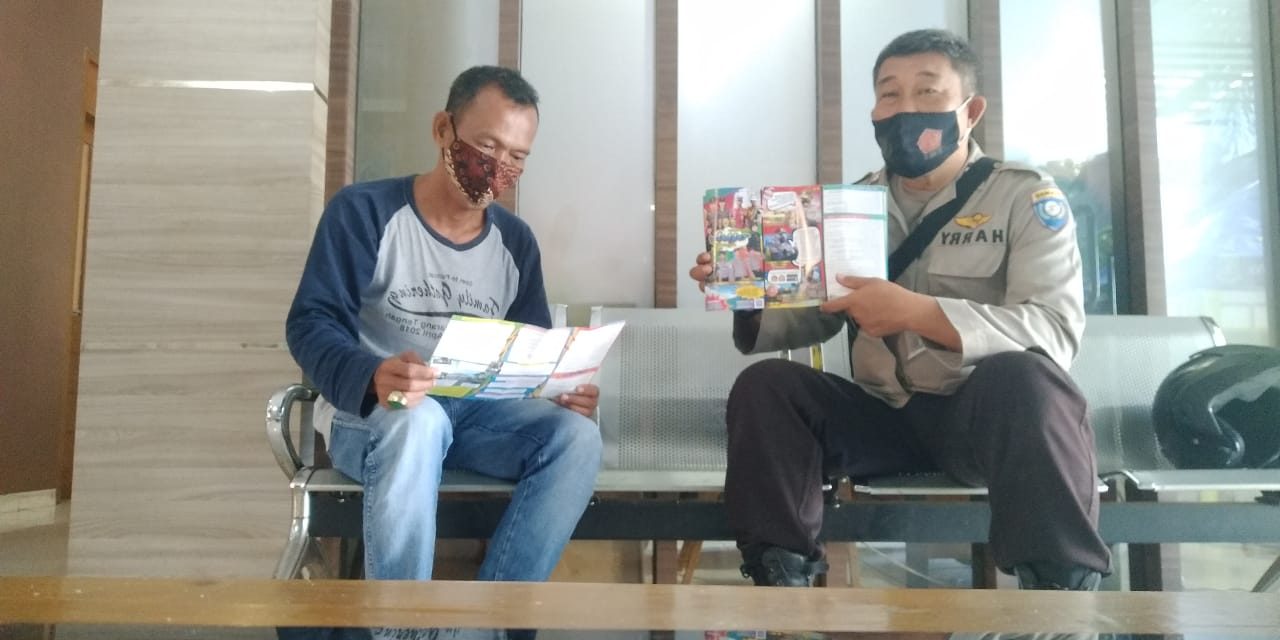 Bincang Santai Dengan Warga, Bhabinkamtibmas Sampaikan Sosialisasi Penerimaan Anggota Polri