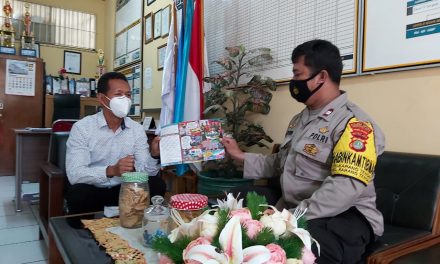 Sambil Sambang, Bhabinkamtibmas Sosialisasi Penerimaan Anggota Polri