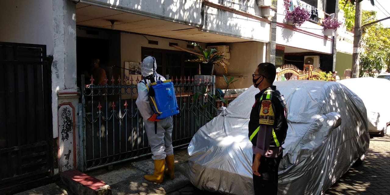 Bhabinkamtibmas Bersama Satgas Covid-19 Kampung Tangguh Jaya Lakukan Penyemprotan Disinfektan