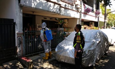 Bhabinkamtibmas Bersama Satgas Covid-19 Kampung Tangguh Jaya Lakukan Penyemprotan Disinfektan