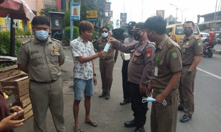 Kanit Binmas Bersama Satpol PP Melaksanakan Gerakan Tangerang Bermasker