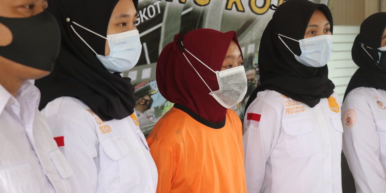 Ibu Kandung Tersangka Pembuang Jasad Bayi Dalam Kantong Plastik