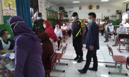 Bhabinkamtibmas Bersinergi Dengan Babinsa Dan Camat Memantau Pelaksanaan Vaksinasi Untuk Lansia