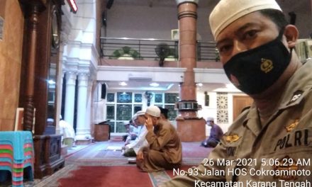 Jaga Kondusifitas Wilayah, Bhabinkamtibmas Sholat Subuh Berjamaah