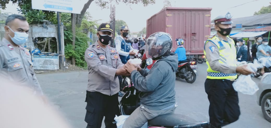 Ramadhan Barokah Polri Peduli, Polsek Cipondoh Bagikan Takjil Berbuka Puasa