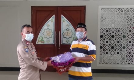 Pemberian Sajadah Oleh Polsek Cipondoh Kepada Masjid Baithul Fidhoh dan Himbauan Prokes di Cipondoh Makmur