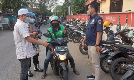 Dalam Rangka Ramadhan Barokah Polsek Cipondoh Rutin Bagikan Takjil Ramadhan Berbuka Puasa Kepada Masyarakat