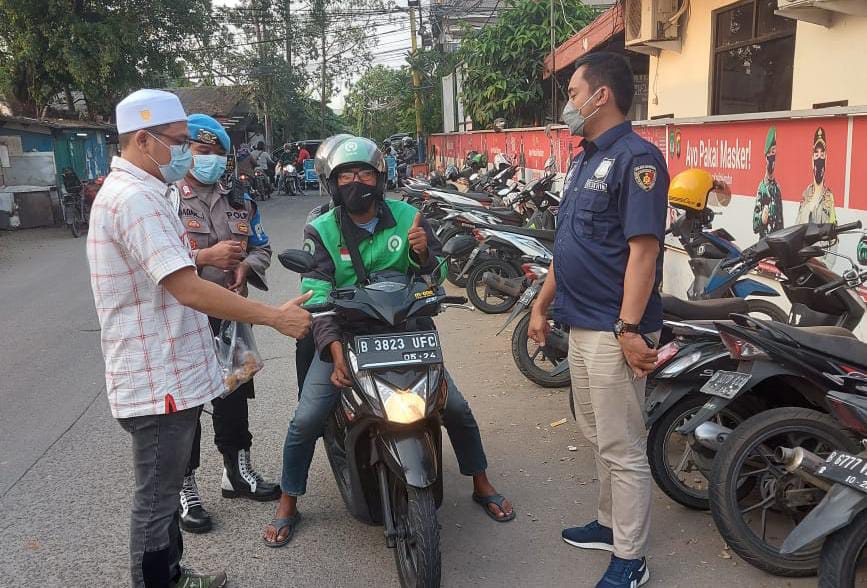 Dalam Rangka Ramadhan Barokah Polsek Cipondoh Rutin Bagikan Takjil Ramadhan Berbuka Puasa Kepada Masyarakat