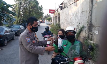 Polsek Cipondoh Bagikan Tajil Kepada Para Penguna Jalan Sekaligus Beri Himbauan Tidak Mudik dan Sosialisasi Prokes