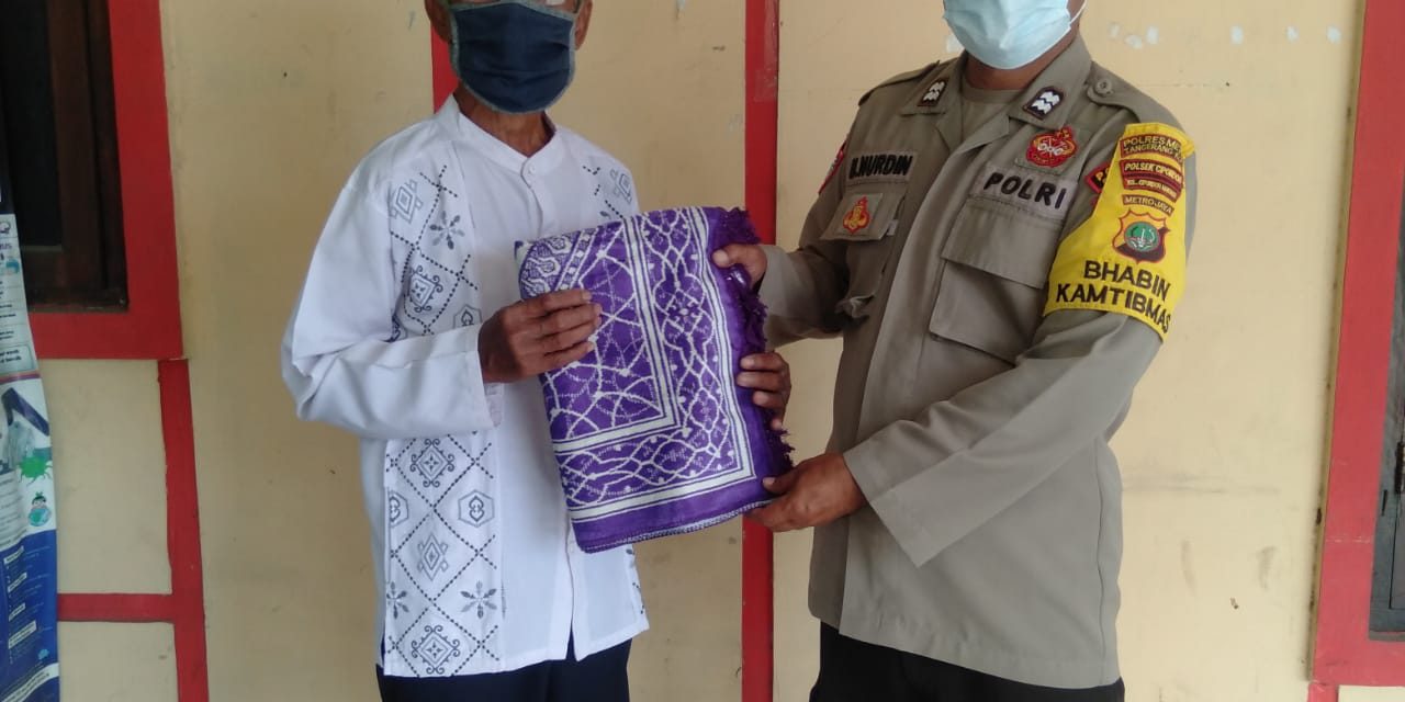 Bhabinkamtibmas Polsek Cipondoh Berikan Sajadah Kepada Jamaah di Mushola Al Ikhlas Cipondoh Makmur