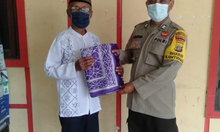 Bhabinkamtibmas Polsek Cipondoh Berikan Sajadah Kepada Jamaah di Mushola Al Ikhlas Cipondoh Makmur