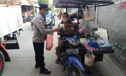 Ramadhan Barokah Berbagi Rezeki di Bulan Suci Ramadhan 1442 H, Polsek Cipondoh Bagikan Takjil kepada Masyarakat