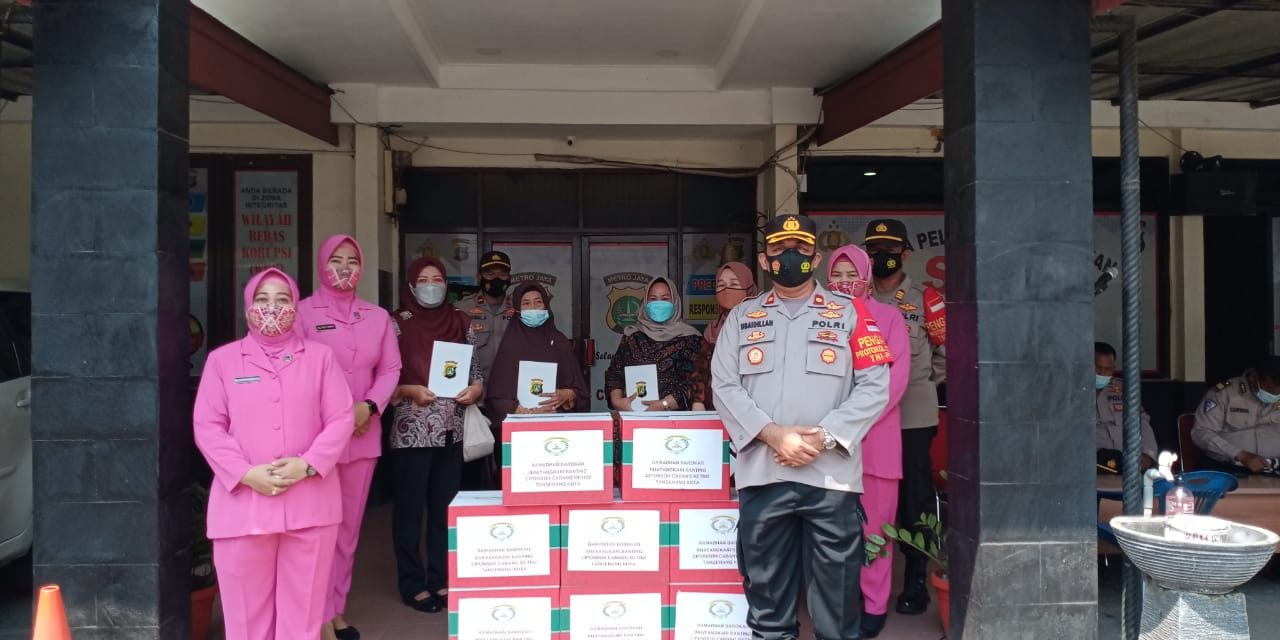 Ramadhan Barokah, Polsek Cipondoh Bagikan Bingkisan Untuk Marbot Masjid di Kel. Petir