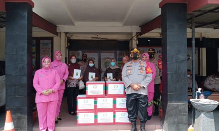 Ramadhan Barokah, Polsek Cipondoh Bagikan Bingkisan Untuk Marbot Masjid di Kel. Petir