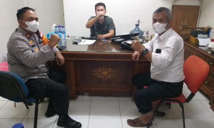 Ciptakan Situasi Yang Kondusif, Kapolsek Cipondoh Sambangi Tokoh Masyarakat Berikan Himbauan Prokes