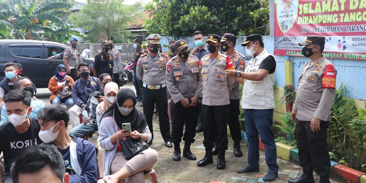 Tim Urkes Polres Metro Tangerang Kota bersama jajaran Biddokkes PMJ melaksanakan kegiatan Vaksinasi massal