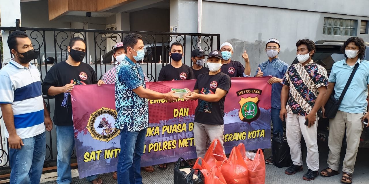 Wakasat Intelkam Akp Arief Sarifudin, SH, MH Melaksanakan Kegiatan Cooling System Dengan Membagikan Takjil  Ke Ponpes Dan Warga Sekitar