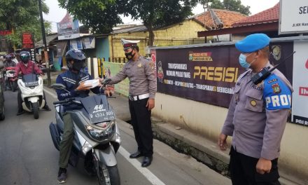 Takjil Gratis Di Bagikan Oleh Jajaran Polsek Cipondoh