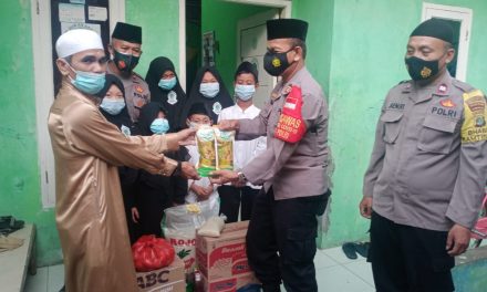 Ramadhan Barokah, Polsek Cipondoh Bagikan Sembako dan Santunan Anak Yatim Piatu di Majlis Quran Assyafi’iyah