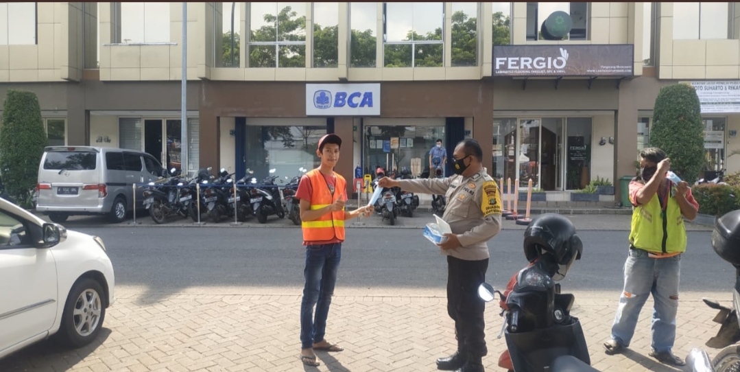 Giat Rutin Pembagian Masker Gratis kepada Warga