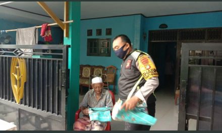 Jajaran Polsek Batuceper Melaksakan cooling System Dengan Membagikan Takjil Dan Sajadah Untuk Masjid