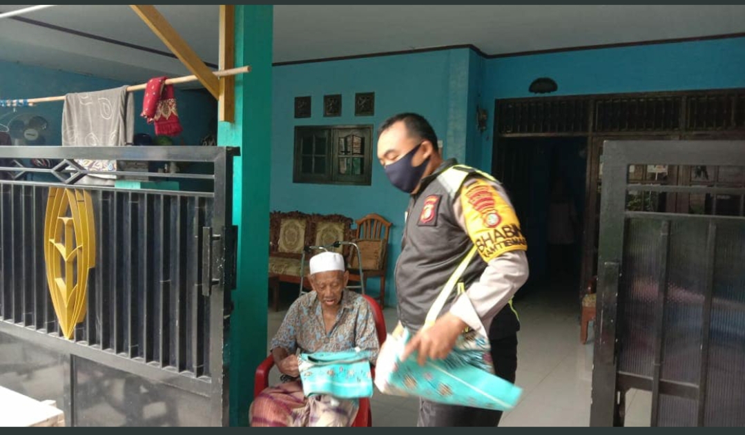 Jajaran Polsek Batuceper Melaksakan cooling System Dengan Membagikan Takjil Dan Sajadah Untuk Masjid