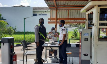 Sambang Pos Satpam, Bhabinkamtibmas Sosialisasikan Penerimaan Anggota Polri