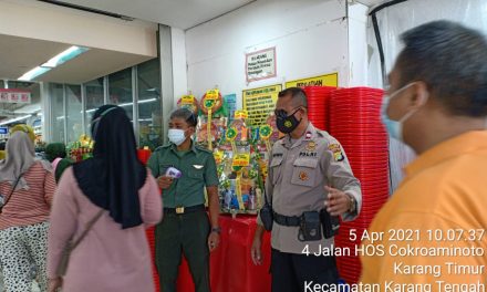 Anggota Sabhara Sambangi Pasar Swalayan Ingatkan Masyarakat Selalu Menerapkan Protokol Kesehatan