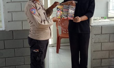 Bhabinkamtibmas Menjaring Minat Warga Yang Ingin Masuk Menjadi Anggota Polri