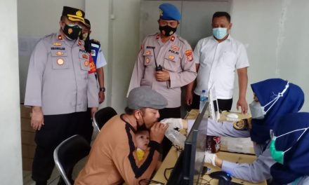 Kapolsek Cipondoh Dampingi Kasi Propam Polres Metro Tangerang Kota Monitoring Cek Swab Geanost di Terminal Bus Poris Plawad