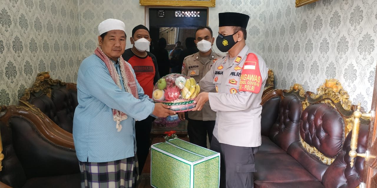 Kunjungan Silaturahmi Wakapolsek Cipondoh dan Berikan Bingkisan Ramadhan Berkah kepada Tokoh Agama Ust. H. Imam Syahroni di Kel. Cipondoh Makmur