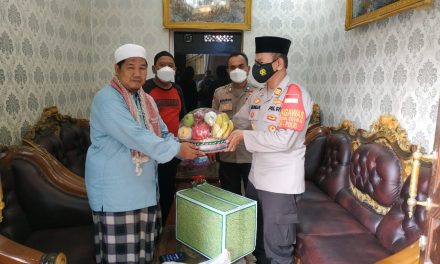 Kunjungan Silaturahmi Wakapolsek Cipondoh dan Berikan Bingkisan Ramadhan Berkah kepada Tokoh Agama Ust. H. Imam Syahroni di Kel. Cipondoh Makmur