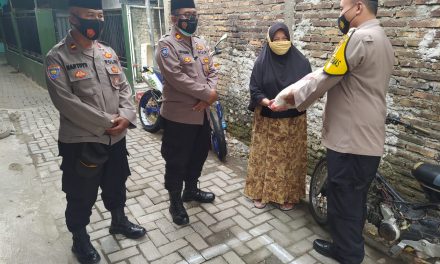 Ramadhan Barokah, Polsek Cipondoh Distribusikan Bantuan Sembako Berupa Beras Kepada Warga Tidak Mampu