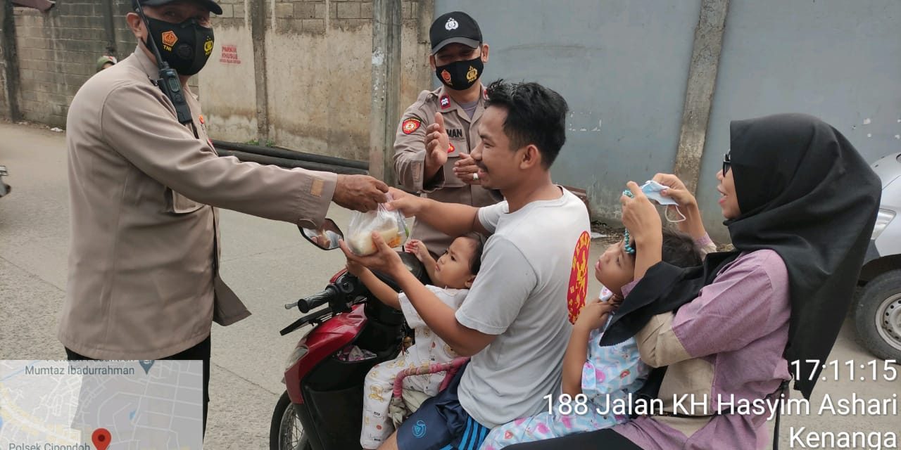 Pembagian Takjil Ramadhan 1422 H oleh Polsek Cipondoh Kepada Masyarakat di Wilkum Polsek Cipondoh