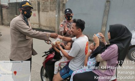 Pembagian Takjil Ramadhan 1422 H oleh Polsek Cipondoh Kepada Masyarakat di Wilkum Polsek Cipondoh