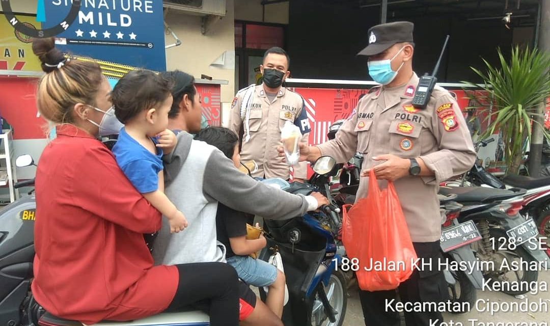 Pembagian Takjil Gratis Oleh Jajaran Polsek Cipondoh Polres Metro Tangerang Kota