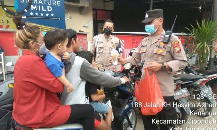 Pembagian Takjil Gratis Oleh Jajaran Polsek Cipondoh Polres Metro Tangerang Kota