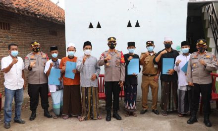 Kapolres Metro Tangerang Kota Santuni Santri Tidak Mudik dan Lansia yang Ditinggal Anak Merantau