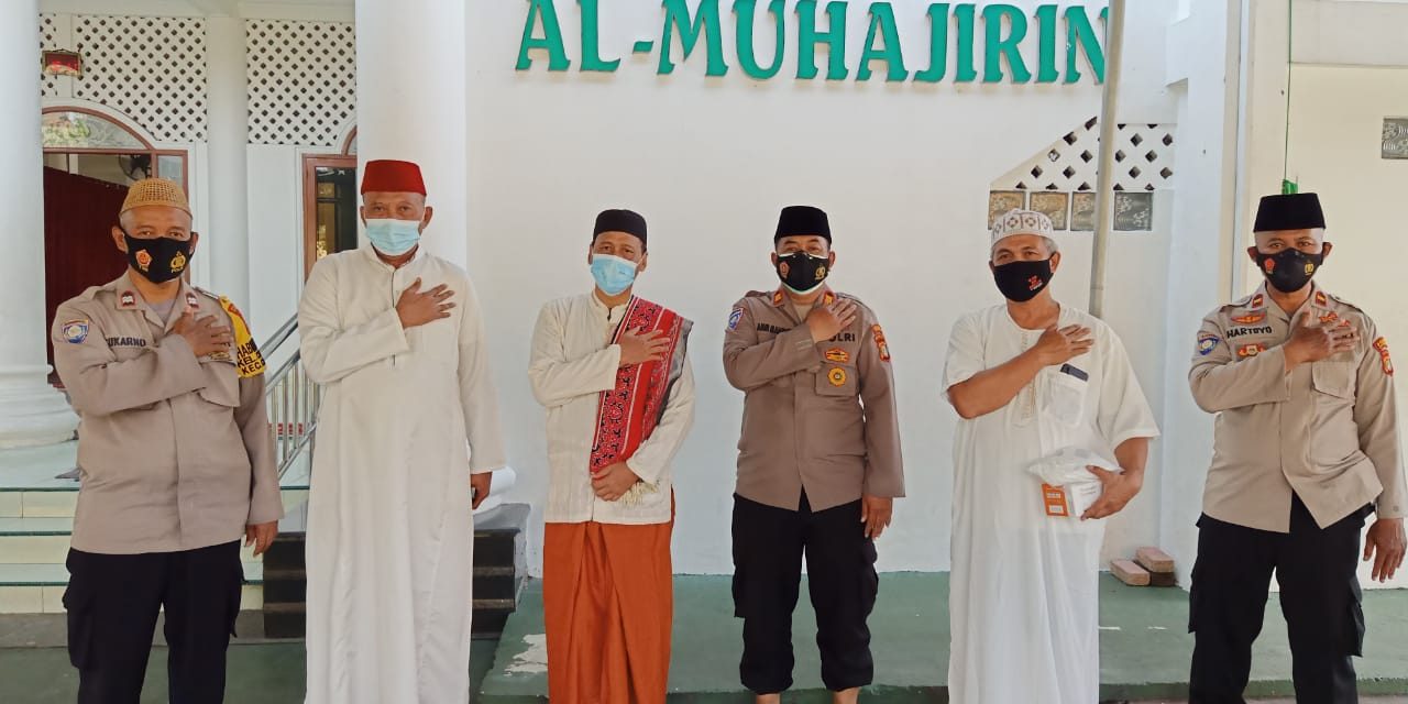 Sambut Idul Fitri 1442 H Jajaran Polsek Cipondoh Bersih Bersih Tematik Peremajaan Masjid Al Muhajirin Kel Cipondoh