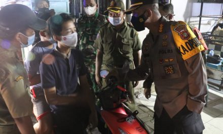 Kapolres Metro Tangerang Kota,Kombes Pol Deonijiu De Fatima,S.IK,SH bersama Dandim 0506 Tangerang,Kol.Inf.Bambang Heri Tugiono Serta Kasat PP Kota Tangerang Melaksanakan Patroli Pemantauan Malam Takbir Di Wilayah Kota Tangerang