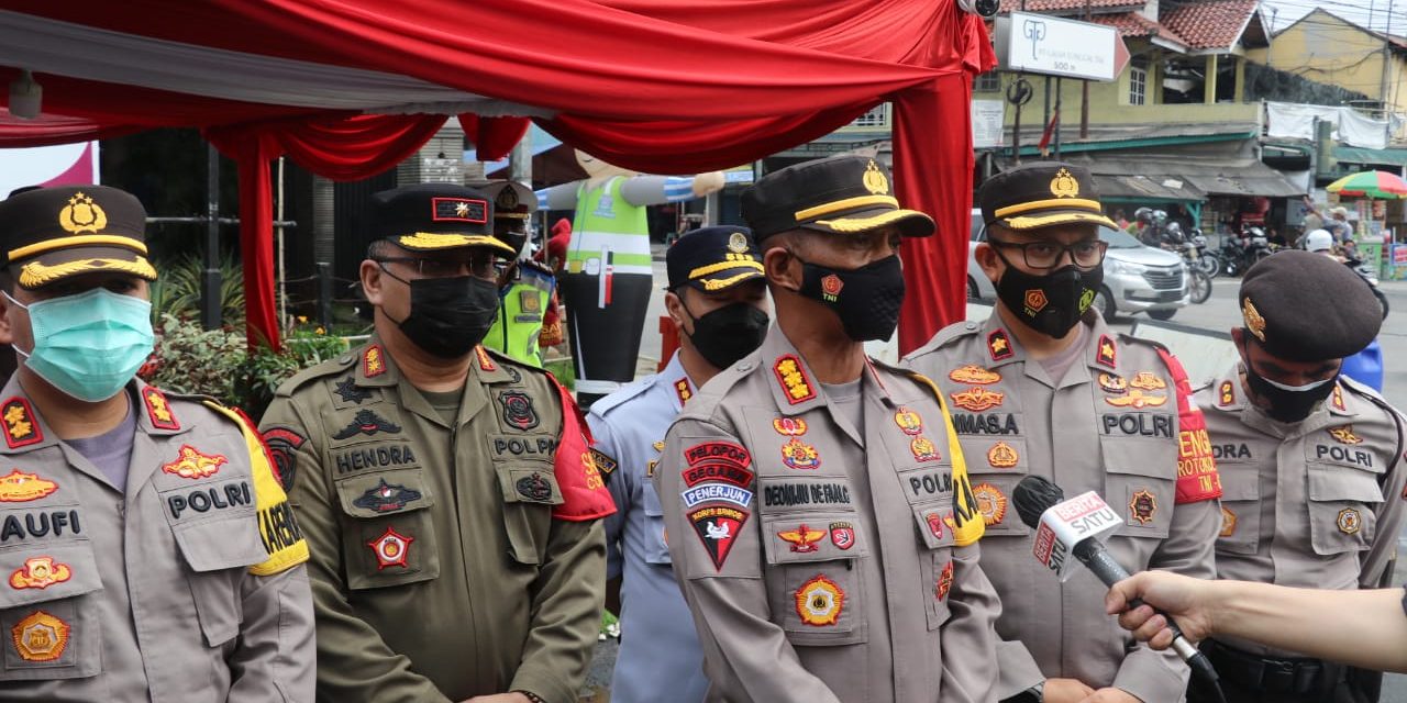 Wakapolda Metro Jaya,Brigjen Pol Hendro Pandowo Didampingi Kapolres Metro Tangerang Kota & Dandim 0506 Tangerang Mengadakan Pengecekan Ke Pos Pam Terpadu Jatake Jatiuwung Yang Melaksanakan Rapid Tes Antigen Bagi Warga Yang Pulang Mudik Lebaran