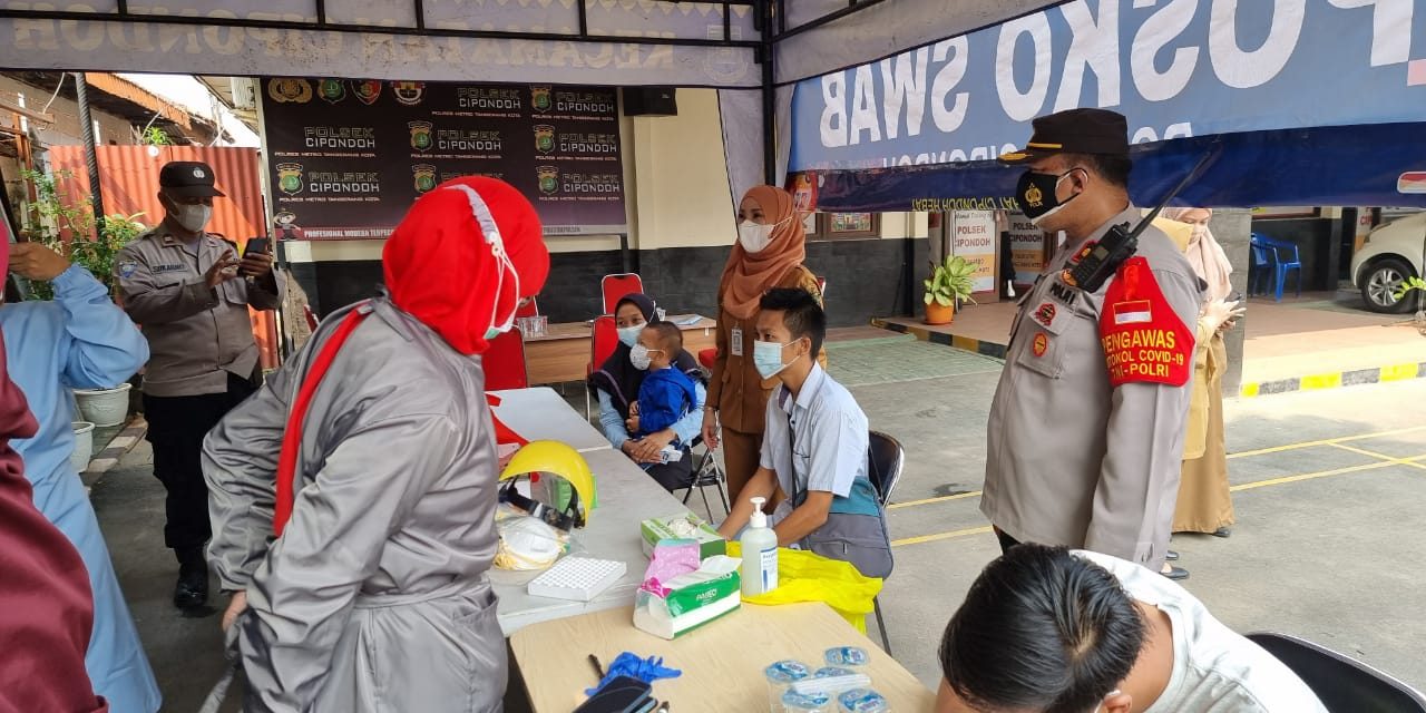 33 Warga (Pemudik) Diswab Antigen Dengan Hasil Negatif di Posko Swab Antigen Gratis Polsek Cipondoh