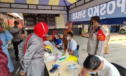 33 Warga (Pemudik) Diswab Antigen Dengan Hasil Negatif di Posko Swab Antigen Gratis Polsek Cipondoh