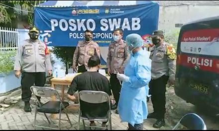 Pelaksanaan Rapid Test Swab Antigen Bagi Pemudik Oleh Polsek Cipondoh Bersama  Tiga Pilar