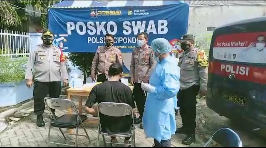 Pelaksanaan Rapid Test Swab Antigen Bagi Pemudik Oleh Polsek Cipondoh Bersama  Tiga Pilar