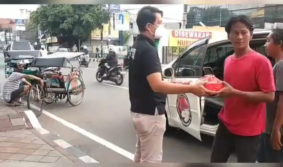 Jajaran Sat Resnarkoba Polres Metro Tangerang Kota Membagikan Takjil Berbuka Puasa Kepada Warga